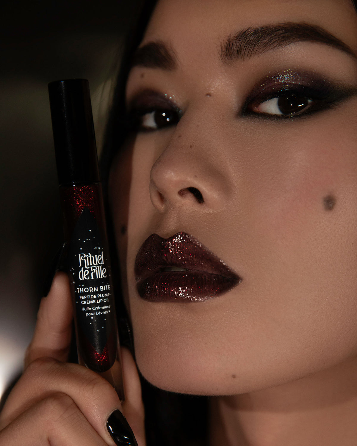 Model holding tube of Night Flower Thorn Bite lip oil