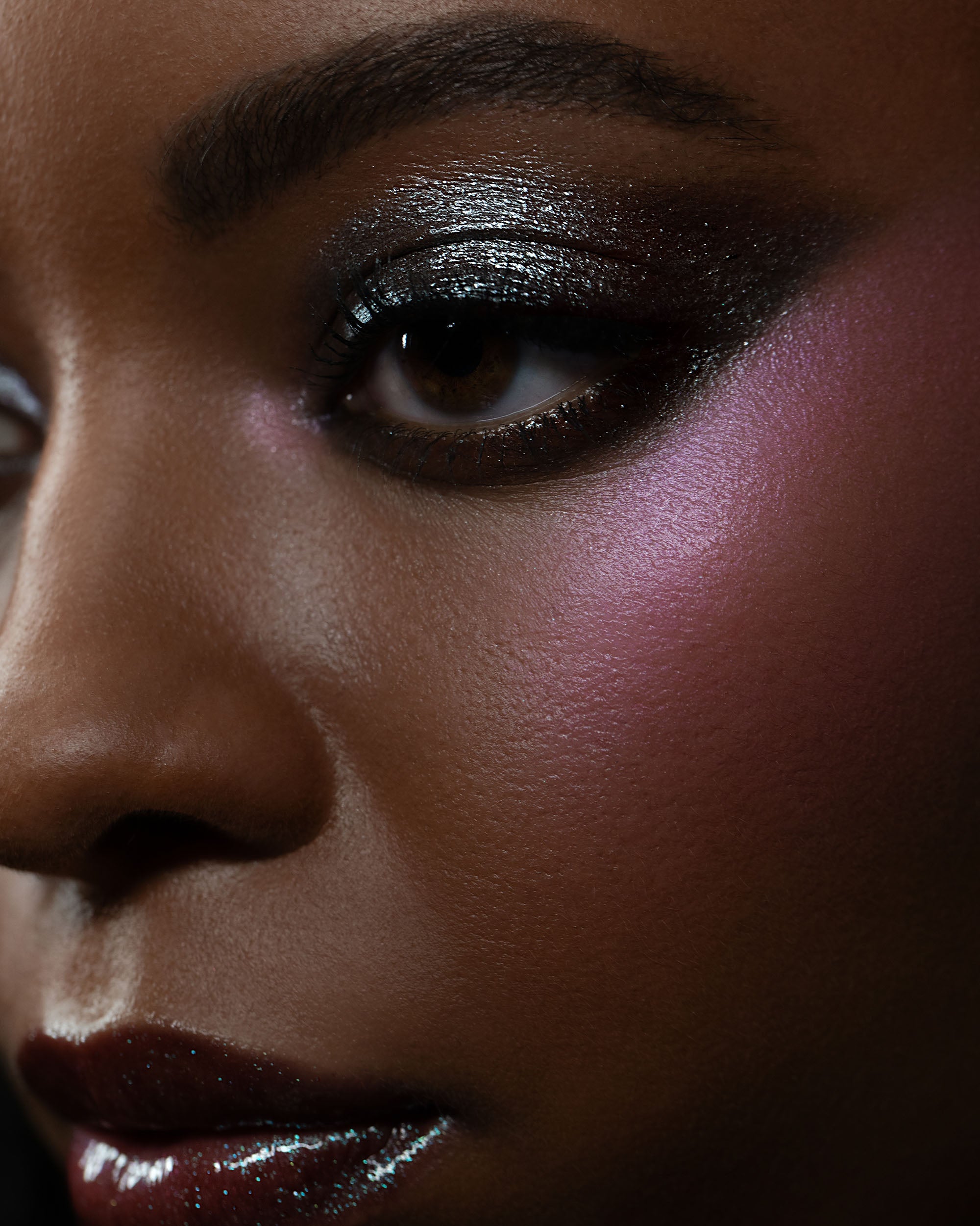 Close-up of a person's eye with dark eyeshadow and pink blusaSnowdrop | Color Nectar Pigment Balm - Rituel de Filleh.